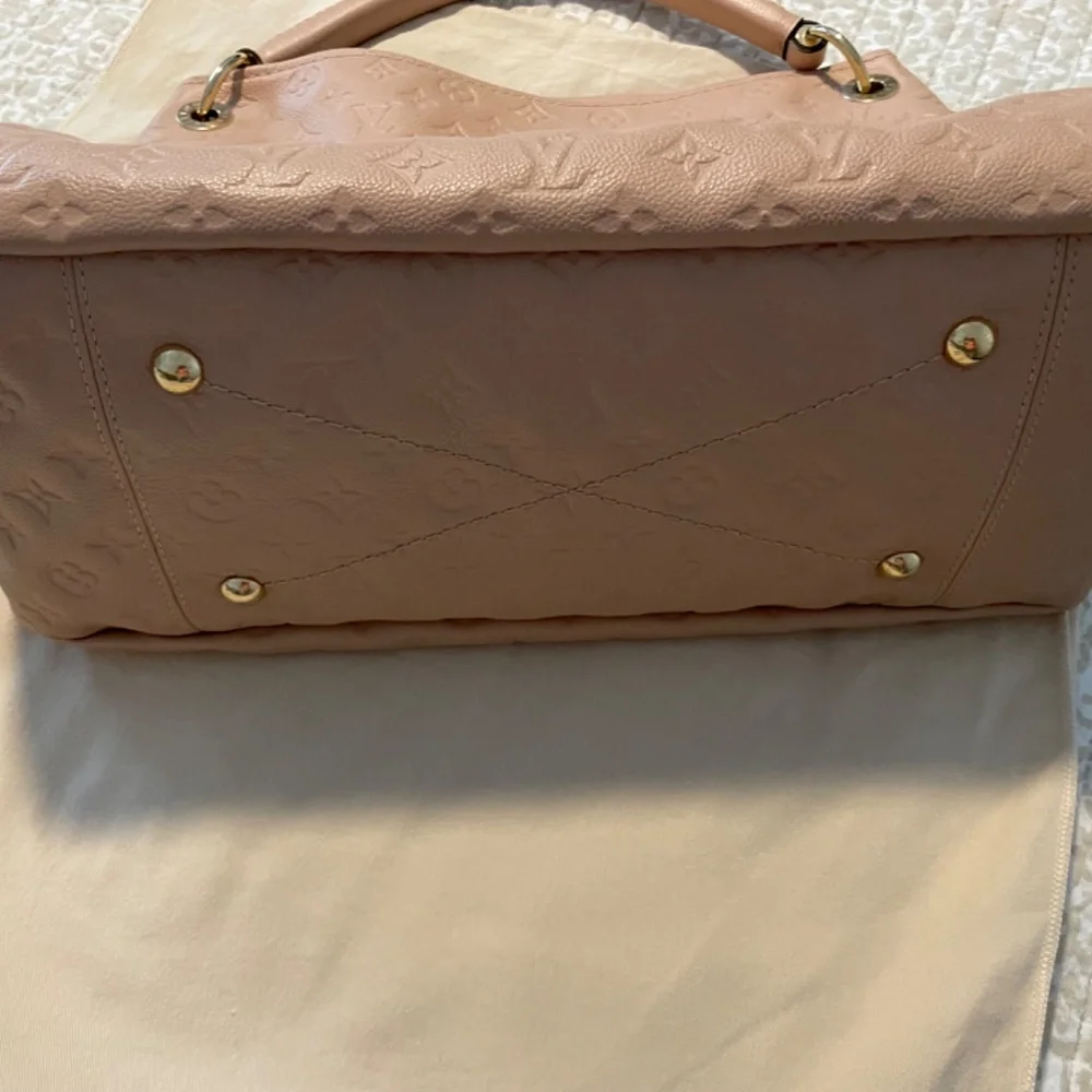 Louis Vuitton Artsy Excellent Condition - Picture 13 of 16